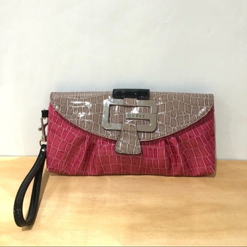 Guess Wristlet color‎ gray and pink patent leather - Picture 3 of 10